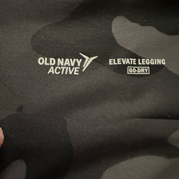 Old Navy PowerSoft High Rise 7/8
Leggings Pockets - Picture 3 of 5